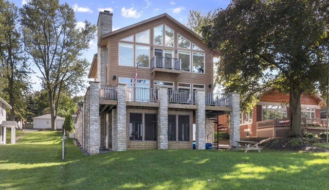 Luxury Lake House on Delavan, flat frontage on the lake, large pier, sleeps 20