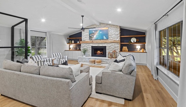 Luxury Lake House - Protected Cove on Inks Lake!