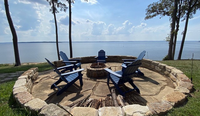 Luxury lake house retreat, hot tub on Sam Rayburn
