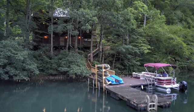 Luxury Lake House w/Private Dock, Pontoon Boat, Hot Tub, Pool Table, Theatre Rm