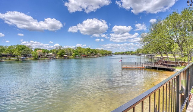 Luxury Lake LBJ | Hot Tub Dock Log Country Cv