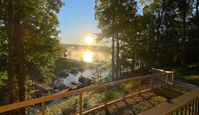 Luxury lake nest, private docks, hot tub, game and kid room, year round Lakeview