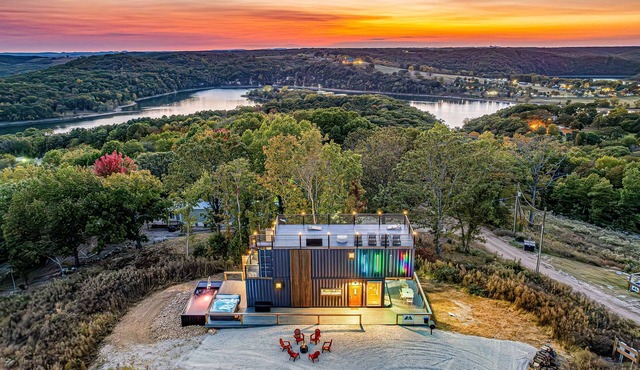 Luxury Lake Retreat|Heated Pool Now Open+ Hot Tub