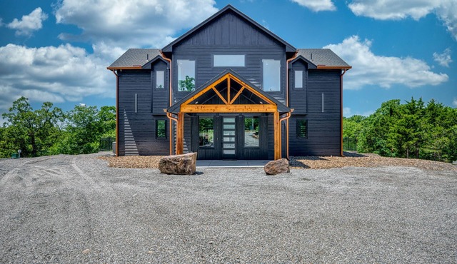 Luxury Lake Retreat: Hot Tub, Inground Trampoline, Putting Green & Sleeps 14