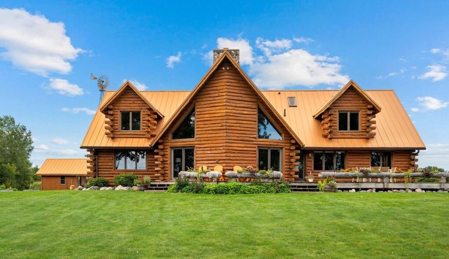 Luxury Lake Retreat w/Indoor Pickleball Sleeps 12 55 Min from MSP