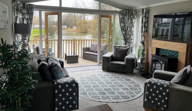 Luxury Lake Side Lodge Sleeps 5, Very Quiet Location