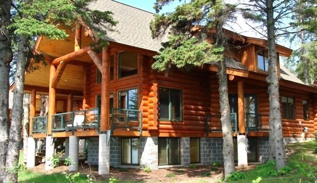 Luxury Lake Superior Log Home ~ Fantastic Lake View ~ Excellent Location!