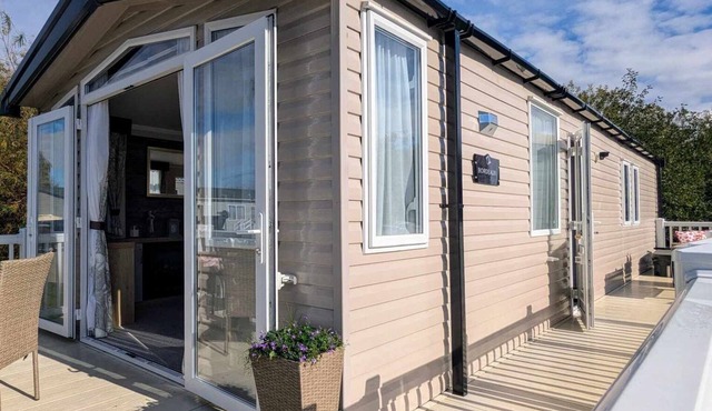 luxury lake view 8 berth caravan at tattershall lakes pet friendly + hot tub