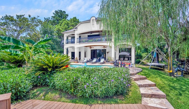 Luxury Lake Woodlands Retreat, with Tropical Heated Pool, Jacuzzi & Cinema!