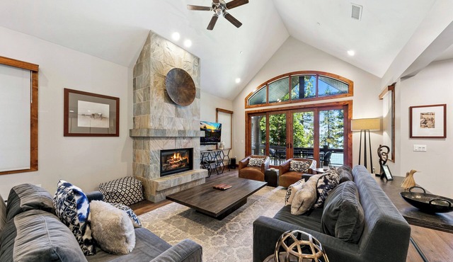 Luxury Lakefront Remodel BBQ, Hot Tub, near Heavenly | PEAK SS6