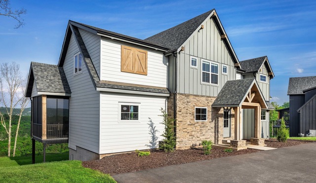 Luxury Lakefront Private Home Lake Access- Pool/Hot Tub, Pickleball, Mini Golf and More!