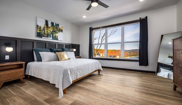 Luxury Lakefront Private Lodge Lake Access, Pickleball, Mini Golf and More!