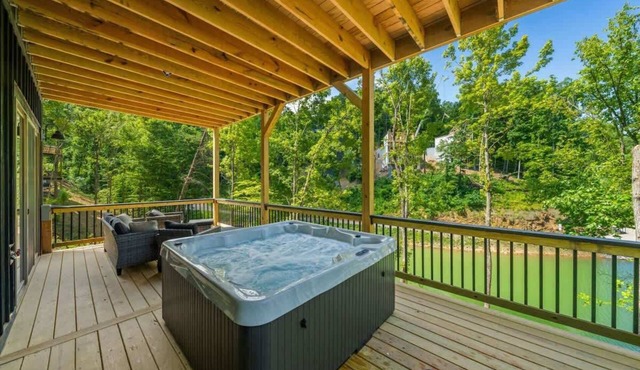 Luxury Lakefront Cabin Hot Tub & Lake Access