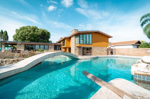 Luxury Lakefront 100,000 Gal Pool Villa - Orlando