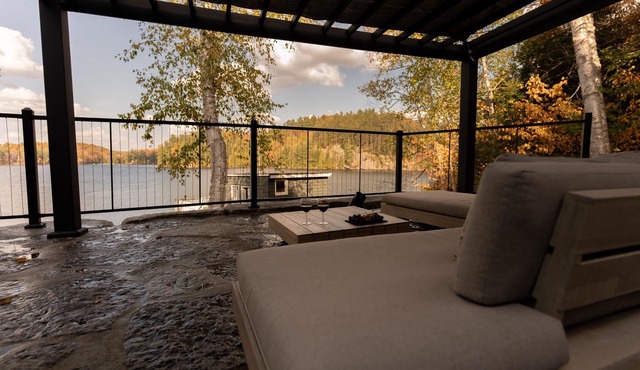 Luxury Lakefront 4200sqft Oasis ★ HotTub, BBQ
