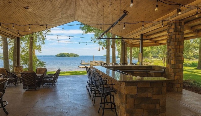 Luxury Lakefront 4br: Jacuzzi, Game Room & Wi-fi