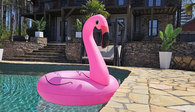 Luxury Lakefront 5-Bedroom Cabin Private Pool & Lake, 40 mins from Atlanta