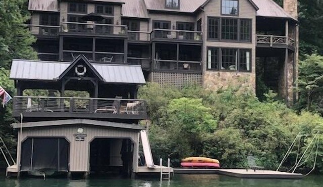 LUXURY LAKEFRONT 6 BR HOME -LIGHT & BRIGHT-"HIGH 5"