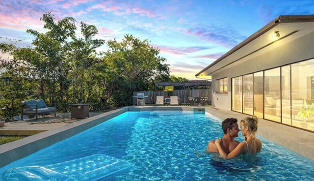 Luxury Lakefront 6BR Retreat/Games, BBQ & Views