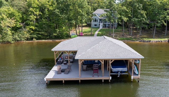 Luxury LAKEFRONT 7Bdr/7.5Ba -Huge Boathouse in Quiet Cove-Public Side-Stunning