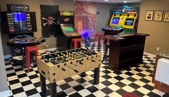 Luxury Lakefront 9 EnSuite Bedroom with 2-Story Dock & Epic Arcade Room Sleeps28