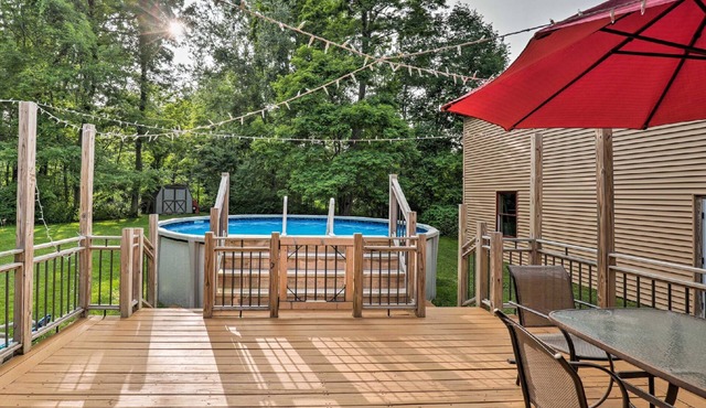 Luxury lakefront apartment and private pool! Pool open Memorial Day - Labor Day.