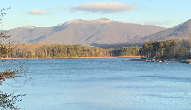 Luxury Lakefront Chatuge, 5 Beds 3 Bath, 2 Kitchens, Free WiFi, Sleeps 12 & Dock