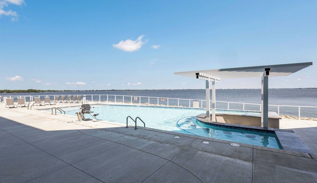 Luxury Lakefront Condo w/Private Hot Tub & Sauna