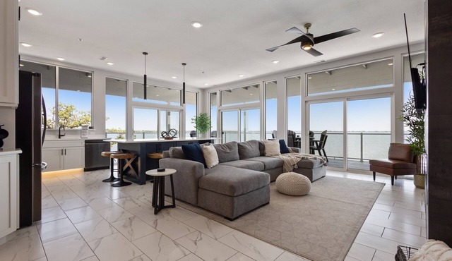 Luxury Lakefront Condo w/Private Hot Tub & Sauna