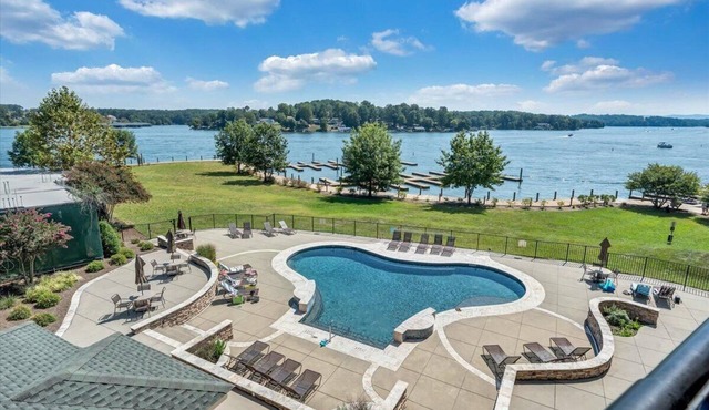 Luxury Lakefront Condo In The Heart of Smith Mtn. Lake! 4BR 3BA!