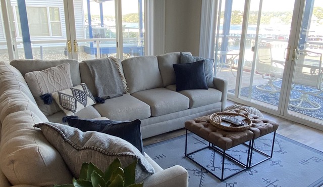 Luxury Lakefront Condo, 3 Pools, 1 BR/2B - Clean Updated Property