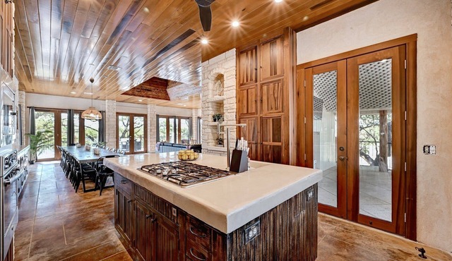 Luxury Lakefront Escape on Lake Travis