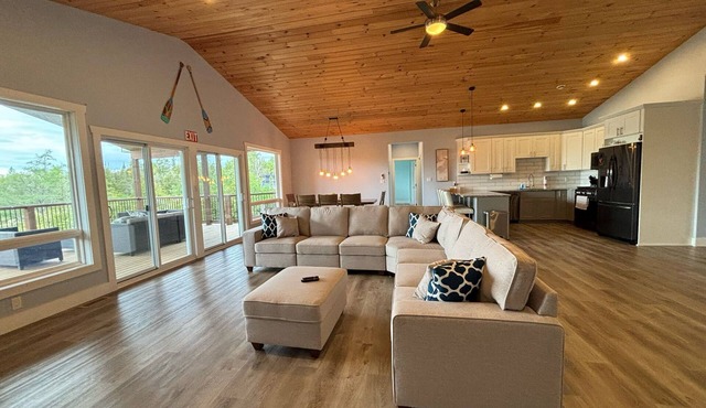 Luxury Lakefront Escape with Games Room