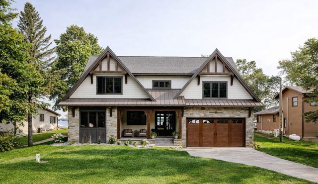 Luxury Lakefront Escape. Vaulted Ceilings & Panoramic Views -Escape to Paradise