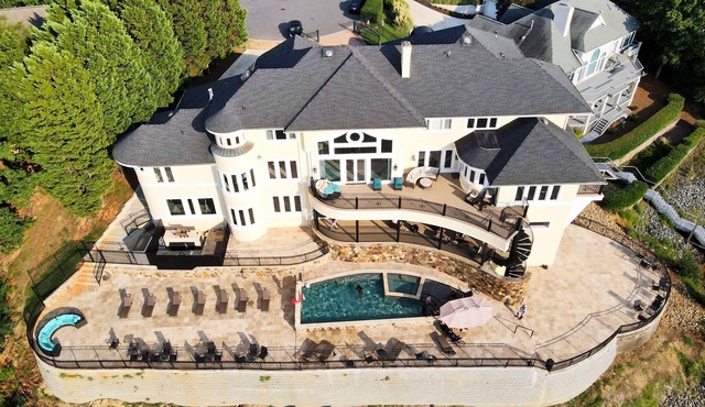 LUXURY LAKEFRONT ESTATE IN CHARLOTTE