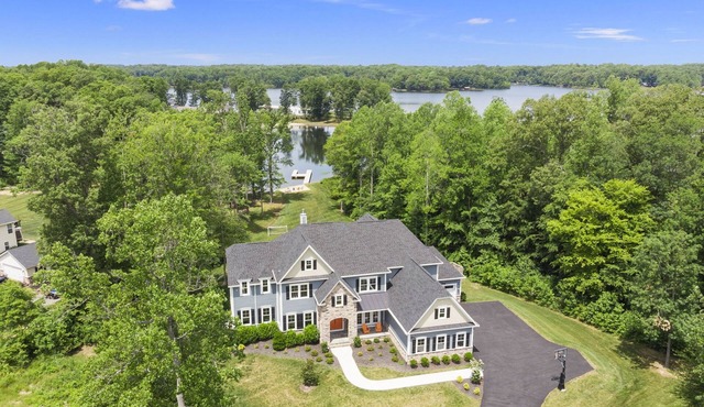 Luxury Lakefront Estate on Lake Anna 8,000 SqFt, Private Beach & Dock, Sleeps 20