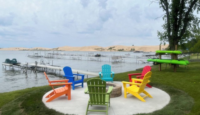 Luxury Lakefront Family Retreat: Swimming, Kayaks, Bikes, Game Room, Hot Tub!