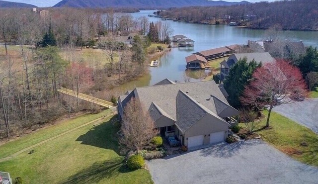 Luxury Lakefront Golf Resort Home