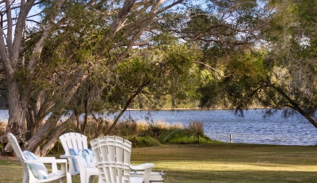Luxury Lakefront Hideaway - Your relaxing south coast getaway awaits on the lake