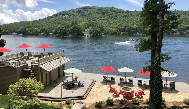 Luxury Lakefront Home, Fireplaces, Boathouse, Spectacular Views of the Mountains