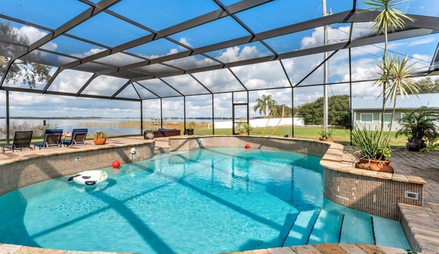 Luxury Lakefront | Heated Salt Pool, Dock & Kayaks | Home Theatre & EV Charger | Near Theme Parks