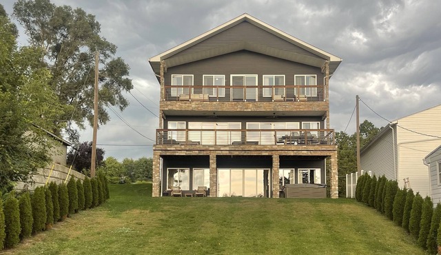 Luxury Lakefront Home! Great for entertaining!