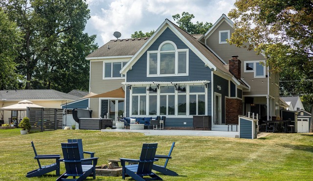 Luxury Lakefront Home: Hot Tub l Beach l Sleeps 15