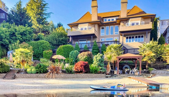 Luxury lakefront home w/private beach, kayaks, hot tub, dock, fireplaces & gym
