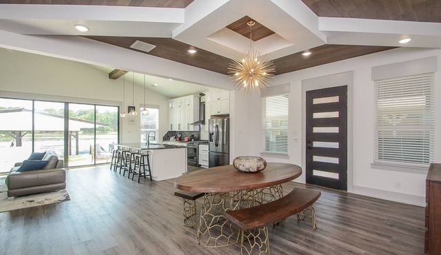 Luxury Lakefront Home with Boat dock and Kayaks