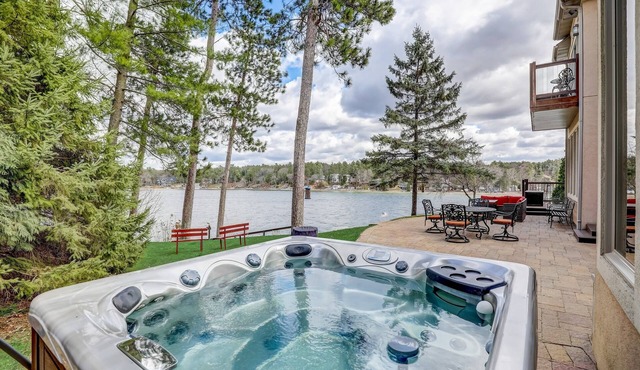 Luxury Lakefront! Hot Tub & Arcades! Sleep 24!
