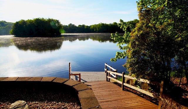 Luxury Lakefront: Hot Tub, Fireplace, Pet Friendly, Arcade, Watercraft, + more!