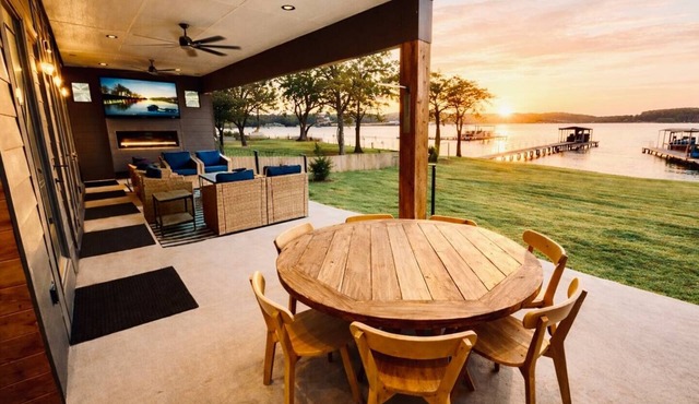 Luxury Lakefront - Huge Patio + Private Yard + Boat + Sleeps 14