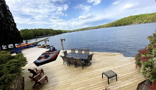 Luxury Lakefront Living: 100' Dock; Kayaks; SUP; Firepit; Rustic Elegance Await!