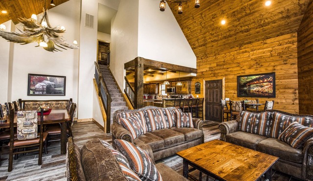 Luxury Lakefront Lodge – 8 Beds, 4 Kings, Pool, Dock & Free Amenities | 2 Mi to Silver Dollar City